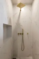 골드 레인샤워가 빛나는 대리석 프리미엄 샤워룸